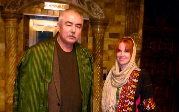 جنرال دوستم حین مصاحبه با خبرنگار روزنامهٔ دیلی تلگراف در خانه اش در شیر پور کابل